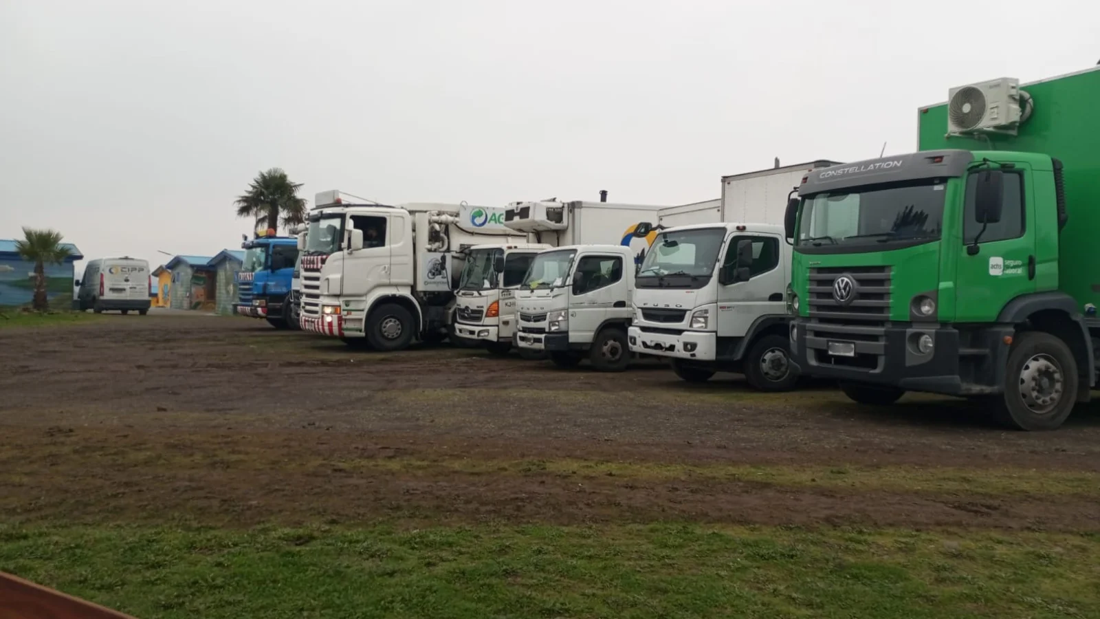 Estacionamiento amplio de Cabañas Alto Maquehue para autos buses y camiones